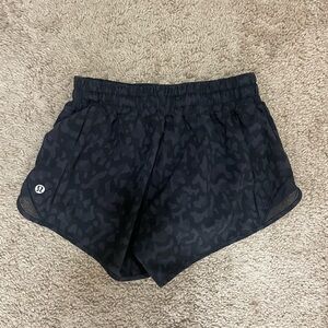 Lululemon hotty hot 2.5” shorts